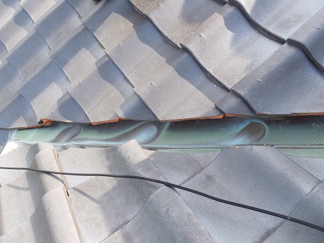 雨水が集中する都合上雨漏りしやすい谷板金